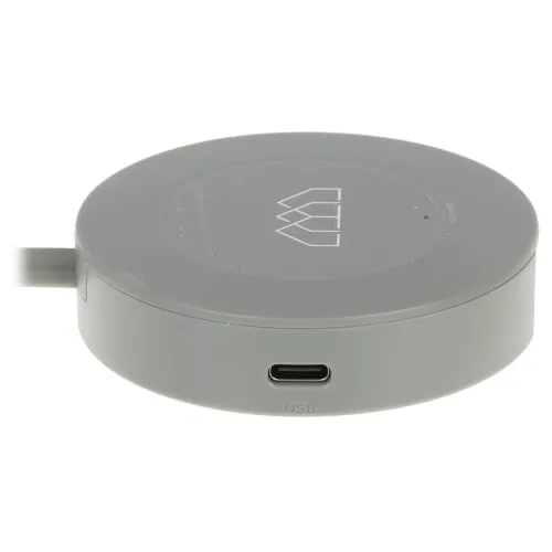 Na zdjęciu znajduje się okrągłe, szare urządzenie z portem USB-C na boku. Na górnej powierzchni widoczne jest logo w kształcie trzech połączonych linii.