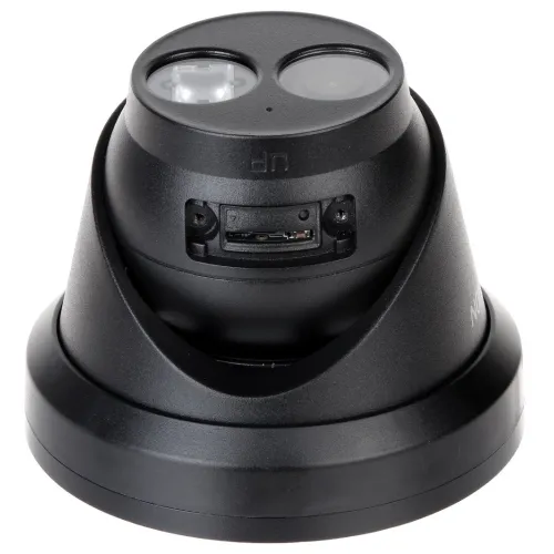 Czarna, kopułowa kamera monitoringu z dwoma obiektywami i widocznym portem na przedniej części obudowy. Kamera ma solidną, nowoczesną konstrukcję i jest przeznaczona do montażu na suficie lub ścianie.