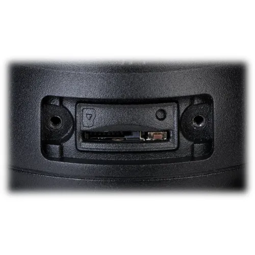 Zbliżenie na czarną, plastikową obudowę z otworem na kartę pamięci i dwoma otworami na śruby. Wewnątrz widoczny jest slot na kartę microSD.