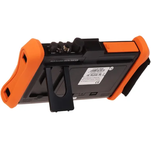 Przenośny tester CCTV z pomarańczowymi gumowymi osłonami ochronnymi, wyposażony w różne porty i składany stojak z tyłu. Urządzenie posiada etykiety z informacjami technicznymi i certyfikatami.