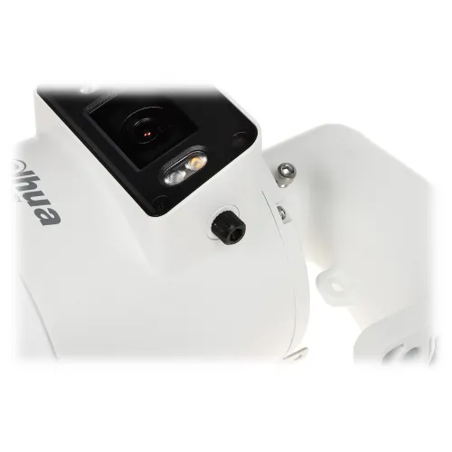 Zbliżenie na biały, zewnętrzny aparat monitoringu marki Dahua z widocznym obiektywem i elementami montażowymi. Aparat posiada czarną przednią część z obiektywem oraz białą obudowę z logo producenta.