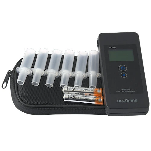 Na zdjęciu znajduje się alkomat AlcoFind Elite wraz z akcesoriami, takimi jak ustniki i baterie. Alkomat AlcoFind Elite jest umieszczony na etui, które służy do jego przechowywania.