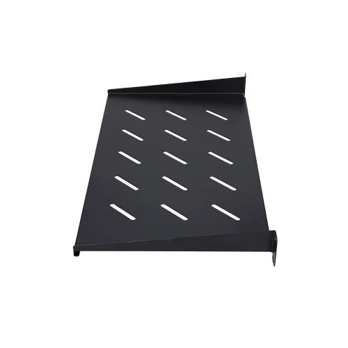 Czarna, metalowa półka z otworami wentylacyjnymi, przeznaczona do montażu w szafach rackowych. Półka ma prostokątny kształt i jest wyposażona w boczne uchwyty montażowe.