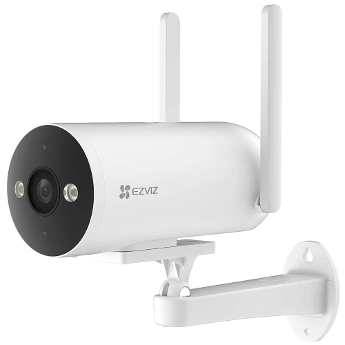 Biała kamera monitoringu EZVIZ H5-4G z dwoma antenami i czarnym panelem przednim jest zamontowana na regulowanym uchwycie ściennym. Kamera posiada obiektyw oraz dwa okrągłe światła LED po bokach.