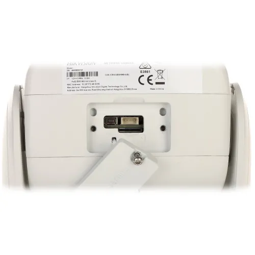 Widok tylnej części kamery sieciowej Hikvision z widocznym gniazdem na kartę pamięci oraz przyciskiem reset. Na górze znajduje się etykieta z informacjami o modelu i specyfikacjach urządzenia.