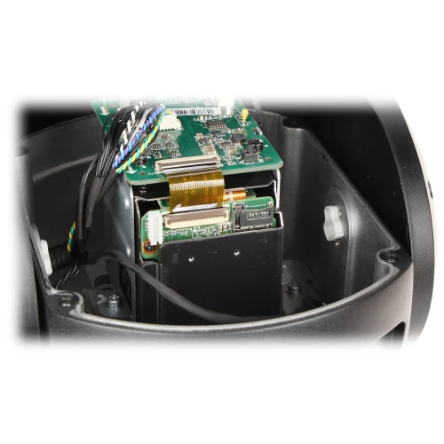 Wnętrze kamery pokazuje zamontowaną płytę główną z widocznym gniazdem na kartę micro SD. Wokół znajdują się różne przewody i komponenty elektroniczne.