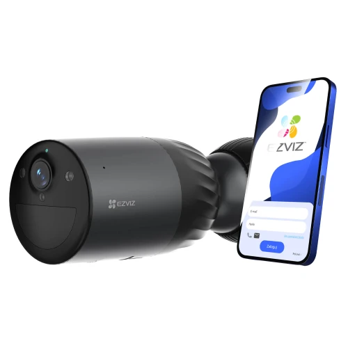 Na zdjęciu znajduje się czarna kamera bezpieczeństwa EZVIZ BC1C 4K Pro obok smartfona z aplikacją EZVIZ na ekranie. Kamera ma cylindryczny kształt i jest skierowana w stronę widza, a ekran telefonu pokazuje interfejs logowania.