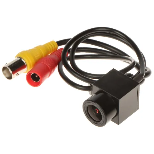 Kamera AHD z czarną obudową i obiektywem, z podłączonymi kablami zakończonymi złączami w kolorze żółtym i czerwonym. Urządzenie leży na białym tle, a kable są zwinięte w pętlę.