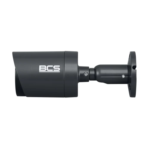 Czarna kamera monitoringu BCS z cylindrycznym korpusem i logo na boku, zamontowana na regulowanym uchwycie. Kamera jest skierowana w lewo, a uchwyt umożliwia jej łatwe dostosowanie kąta widzenia.