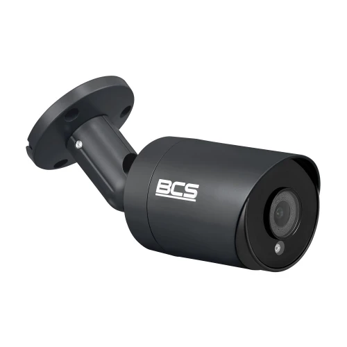 Czarna kamera monitoringu BCS z cylindrycznym korpusem i logo na boku. Kamera jest zamontowana na regulowanym uchwycie ściennym.