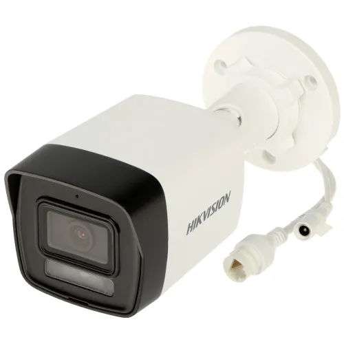 Biała kamera IP Hikvision z czarnym frontem i obiektywem, zamontowana na okrągłej podstawie. Widoczne są również przewody połączeniowe wychodzące z tyłu kamery.