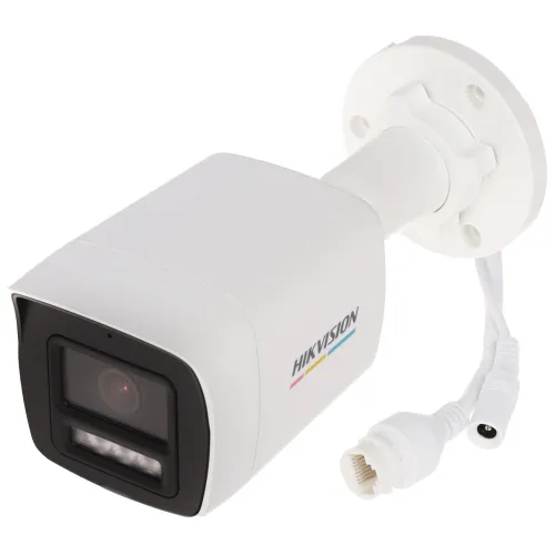Kamera IP Hikvision DS-2CD1047G2H-LIU28MM ColorVu o rozdzielczości 3,7 MPX w białej obudowie z widocznym obiektywem i przewodami. Urządzenie posiada prostokątny kształt z logo Hikvision na boku.