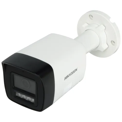 Biała kamera IP Hikvision z czarnym frontem i logo, zamontowana na regulowanym uchwycie. Kamera posiada prostokątny obiektyw oraz wbudowane oświetlenie LED.