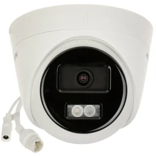Biała kamera IP Hikvision o kopułkowym kształcie z widocznym obiektywem i dwoma diodami LED na czarnym tle. Z boku kamery znajdują się dwa przewody połączeniowe.