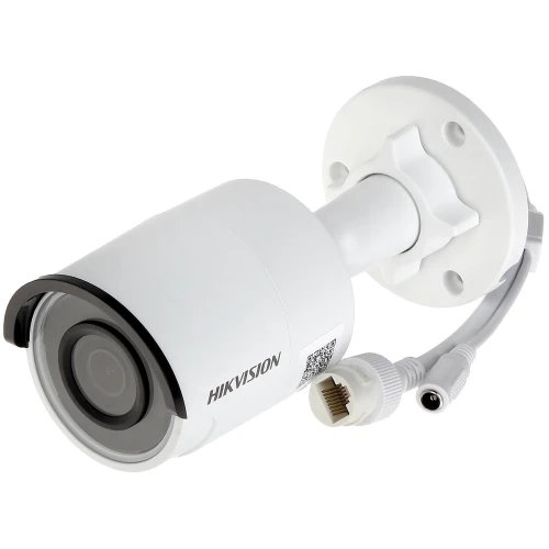 Biała kamera IP Hikvision DS-2CD2083G0-I z obiektywem 2.8mm i rozdzielczością 8.3 MPX. Kamera posiada cylindryczny kształt i jest wyposażona w przewody do podłączenia sieciowego i zasilania.