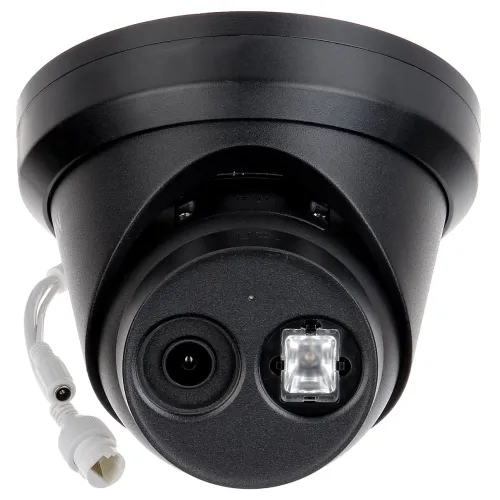 Czarna kamera IP Hikvision DS-2CD2383G2-IU z obiektywem i diodą LED na białym tle. Kamera ma kopułkowy kształt i widoczny przewód z wtyczką.