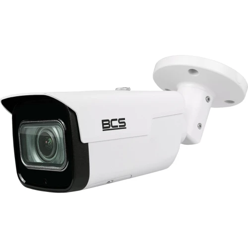 Biała kamera IP BCS-TIP550 o nowoczesnym, prostokątnym kształcie z wyraźnym obiektywem i logo BCS na obudowie. Kamera jest zamontowana na regulowanym uchwycie ściennym.