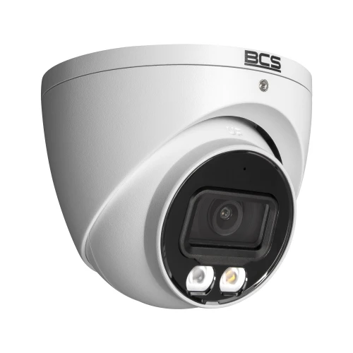 Biała kamera kopułowa BCS z widocznym obiektywem i dwoma diodami LED na froncie. Kamera ma nowoczesny design i jest przeznaczona do monitoringu.