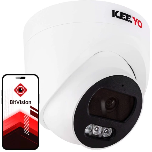 Biała kopułowa kamera IP z widocznym obiektywem i diodami IR znajduje się obok smartfona z aplikacją BitVision na ekranie. Kamera ma nowoczesny design i logo KEEYO na obudowie.