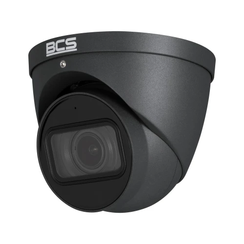 Na zdjęciu znajduje się czarna, kopułowa kamera monitoringu marki BCS z widocznym obiektywem. Kamera ma nowoczesny design i jest przeznaczona do montażu sufitowego.