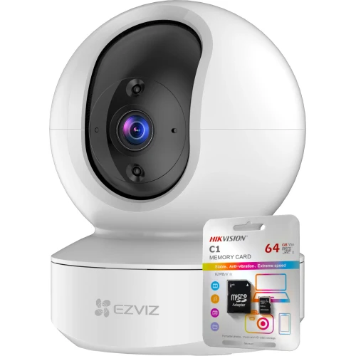 Kamera obrotowa Full HD IP marki EZVIZ ma nowoczesny, biały design z czarnym panelem przednim, na którym znajduje się obiektyw. W zestawie znajduje się karta pamięci Hikvision C1 o pojemności 64 GB.