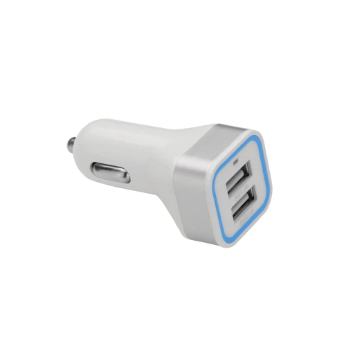 Na zdjęciu znajduje się biały adapter samochodowy z dwoma portami USB, przeznaczony do ładowania urządzeń elektronicznych. Produkt ma kompaktowy design z niebieskim podświetleniem wokół portów USB.