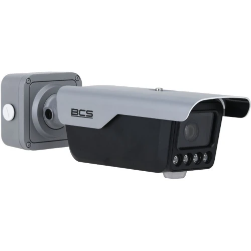 Na zdjęciu znajduje się kamera tubowa IP marki BCS z metalową obudową i daszkiem ochronnym. Kamera jest wyposażona w cztery diody LED umieszczone z przodu obudowy.