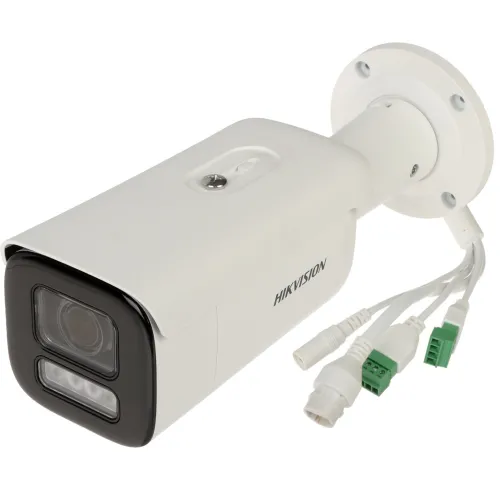 Wandaloodporna kamera IP Hikvision w białej obudowie z widocznymi obiektywami i diodami LED. Kamera posiada kilka kabli połączeniowych z różnymi złączami.