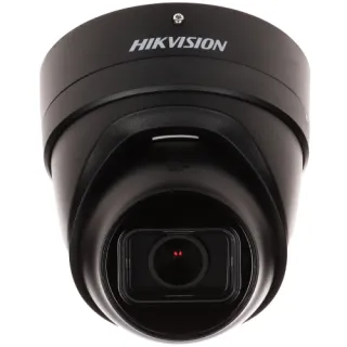 Czarna, wandaloodporna kamera IP Hikvision z obiektywem o zmiennej ogniskowej. Kamera ma solidną, kopułową konstrukcję i jest przeznaczona do monitoringu zewnętrznego.