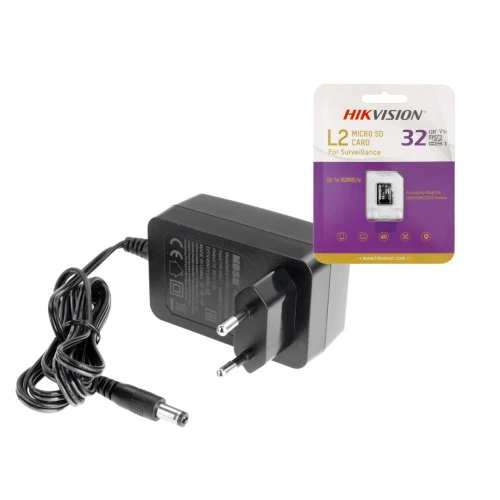 Na zdjęciu znajduje się zasilacz sieciowy z wtyczką oraz karta micro SD Hikvision o pojemności 32 GB, przeznaczona do monitoringu. Zasilacz ma czarny kolor i długi kabel, a karta jest zapakowana w fioletowo-białe opakowanie.