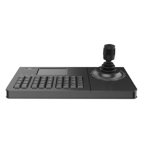 Czarna klawiatura sieciowa z joystickiem po prawej stronie i wyświetlaczem oraz przyciskami numerycznymi po lewej. Urządzenie ma nowoczesny design i jest przeznaczone do sterowania systemami monitoringu.