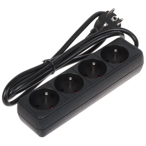 Czarna listwa zasilająca z czterema gniazdami i długim kablem zakończonym wtyczką. Kabel jest zwinięty i zabezpieczony plastikową opaską.