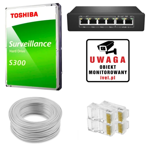 Na zdjęciu znajduje się zestaw akcesoriów do monitoringu, w tym dysk twardy Toshiba S300, przełącznik sieciowy, rolka kabla, złącza RJ45 oraz tabliczka informacyjna o monitoringu. Elementy są rozmieszczone na białym tle.