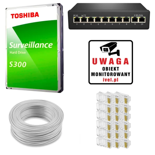 Na zdjęciu znajduje się zestaw akcesoriów do monitoringu, w tym dysk twardy Toshiba Surveillance S300, przełącznik sieciowy, rolka kabla, zestaw wtyków RJ45 oraz tabliczka ostrzegawcza o monitoringu. Elementy są rozmieszczone na białym tle, co podkreśla ich szczegóły i przeznaczenie.