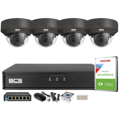 Zestaw monitoringu składa się z czterech kamer kopułkowych BCS, rejestratora, dysku twardego Toshiba S300 oraz akcesoriów montażowych. Kamery są przeznaczone do nadzoru wideo, a rejestrator umożliwia zapis i zarządzanie nagraniami.