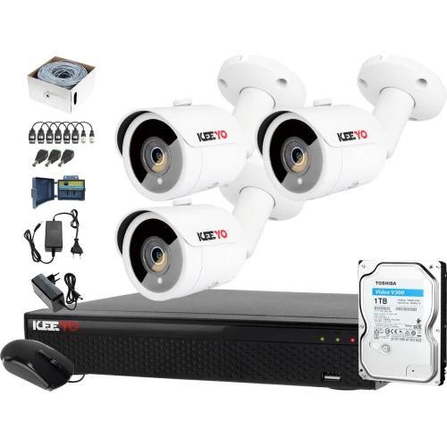 Zestaw monitoringu Keeyo H.265 składa się z trzech kamer, rejestratora, dysku twardego Toshiba 1TB oraz niezbędnych akcesoriów do instalacji. Na zdjęciu widoczne są kamery, rejestrator, dysk, okablowanie i zasilacze.