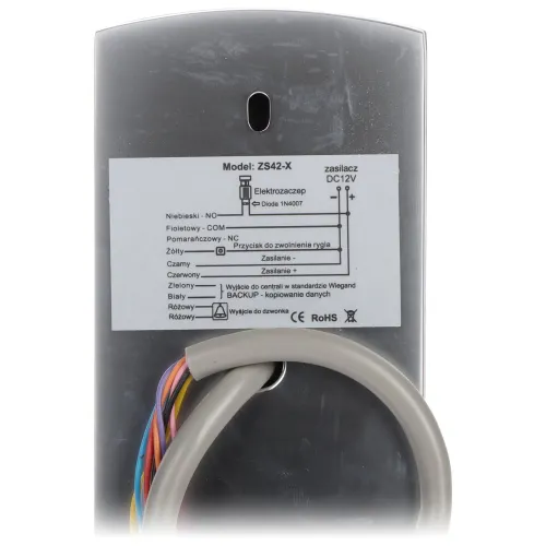 Zdjęcie przedstawia metalową płytkę z naklejonym schematem elektrycznym modelu ZS42-X, z widocznymi kolorowymi przewodami wychodzącymi z dolnej części. Schemat zawiera informacje o podłączeniach i funkcjach poszczególnych przewodów oraz specyfikację zasilacza DC 12V.