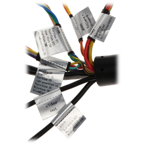 Zdjęcie przedstawia zestaw kolorowych kabli z oznaczeniami funkcji, takimi jak "video out" i różne wejścia audio. Każdy kabel jest opisany na metalicznej etykiecie, co ułatwia identyfikację i podłączenie.