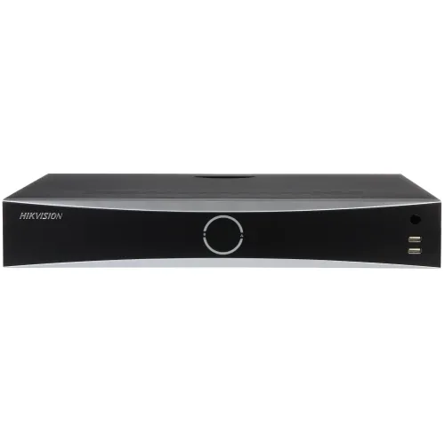 Czarny panel przedni rejestratora wideo z logo po lewej stronie i dwoma portami USB po prawej. Centralnie umieszczony jest okrągły wzór z dwoma małymi ikonami.