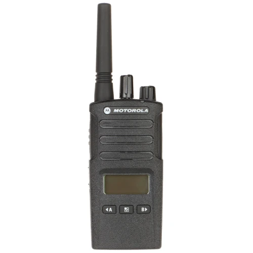 Na zdjęciu znajduje się czarna krótkofalówka Motorola z wyświetlaczem LCD i dwoma przyciskami oznaczonymi literami A i B. Urządzenie posiada antenę oraz dwa pokrętła na górze do regulacji.