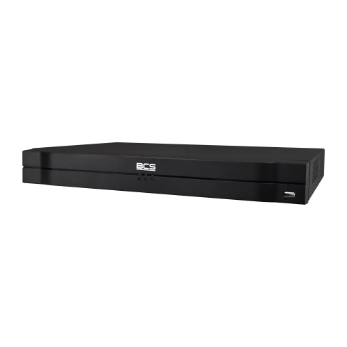 Czarny rejestrator BCS L-XVR3202-6 o prostokątnym kształcie z logo BCS na przednim panelu. Urządzenie posiada minimalistyczny design z kilkoma przyciskami i portem USB z przodu.