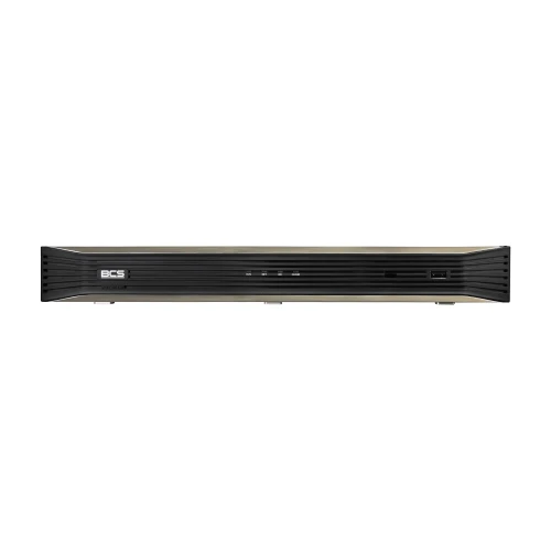 Rejestrator IP BCS-P-NVR1602 w czarnej obudowie z logo BCS na przednim panelu. Urządzenie posiada minimalistyczny design z kilkoma przyciskami i portem USB na froncie.