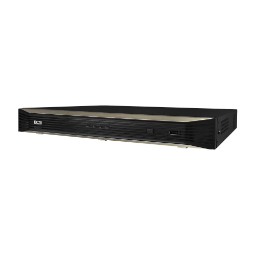 Czarny rejestrator IP BCS z płaskim, prostokątnym designem i subtelnymi detalami na przednim panelu. Urządzenie posiada port USB z przodu oraz logo BCS w lewym górnym rogu.