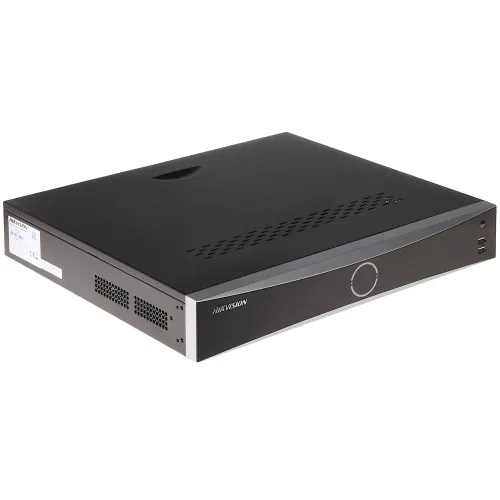 Czarny rejestrator IP Hikvision z logo na przednim panelu, posiadający otwory wentylacyjne i porty USB. Urządzenie ma prostokątny kształt i nowoczesny design.