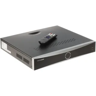 Rejestrator IP Hikvision DS-7732NXI-K4 z funkcją AcuSense, w kolorze czarnym, z widocznym logo na przednim panelu. Na urządzeniu leży pilot zdalnego sterowania.