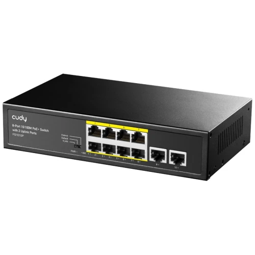Na zdjęciu znajduje się czarny switch sieciowy marki Cudy z ośmioma portami PoE i dwoma portami uplink. Urządzenie ma prostokątny kształt i widoczne oznaczenia portów na przednim panelu.