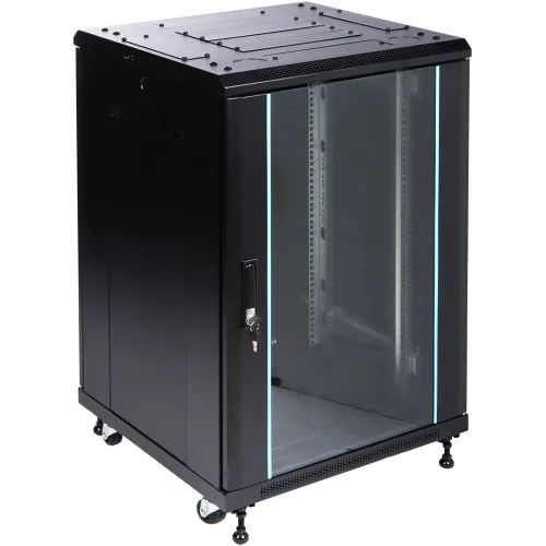 Czarna szafa rack stojąca z przeszklonymi drzwiami i zamkiem, wyposażona w kółka ułatwiające przemieszczanie. Szafa ma solidną konstrukcję i jest przeznaczona do montażu sprzętu sieciowego.