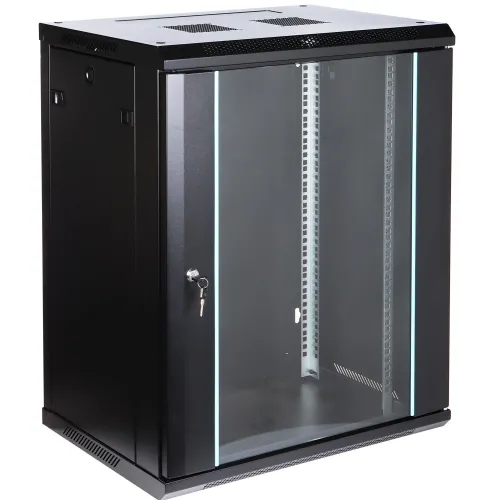 Czarna, wisząca szafa rack z przeszklonymi drzwiami i zamkiem na klucz. Szafa ma otwory wentylacyjne na górze i jest przeznaczona do montażu urządzeń sieciowych.