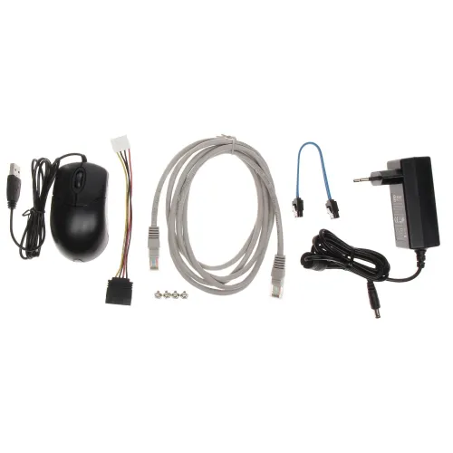 Na zdjęciu znajduje się zestaw akcesoriów komputerowych, w tym myszka, różne kable, zasilacz oraz śrubki. Elementy są rozłożone na białym tle, ukazując ich różnorodność i przeznaczenie.