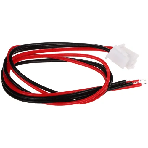 Zdjęcie przedstawia zestaw dwóch przewodów elektrycznych w kolorach czerwonym i czarnym, zakończonych białą wtyczką. Przewody są splecione i mają odsłonięte metalowe końcówki.